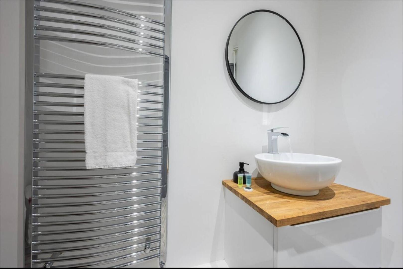 Stunning One Bedroom Apartments Near Shops & Central Cardiff Luaran gambar