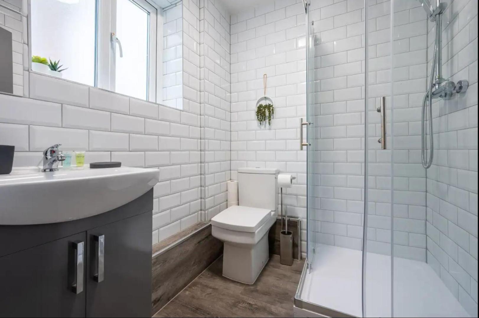 Stunning One Bedroom Apartments Near Shops & Central Cardiff Luaran gambar