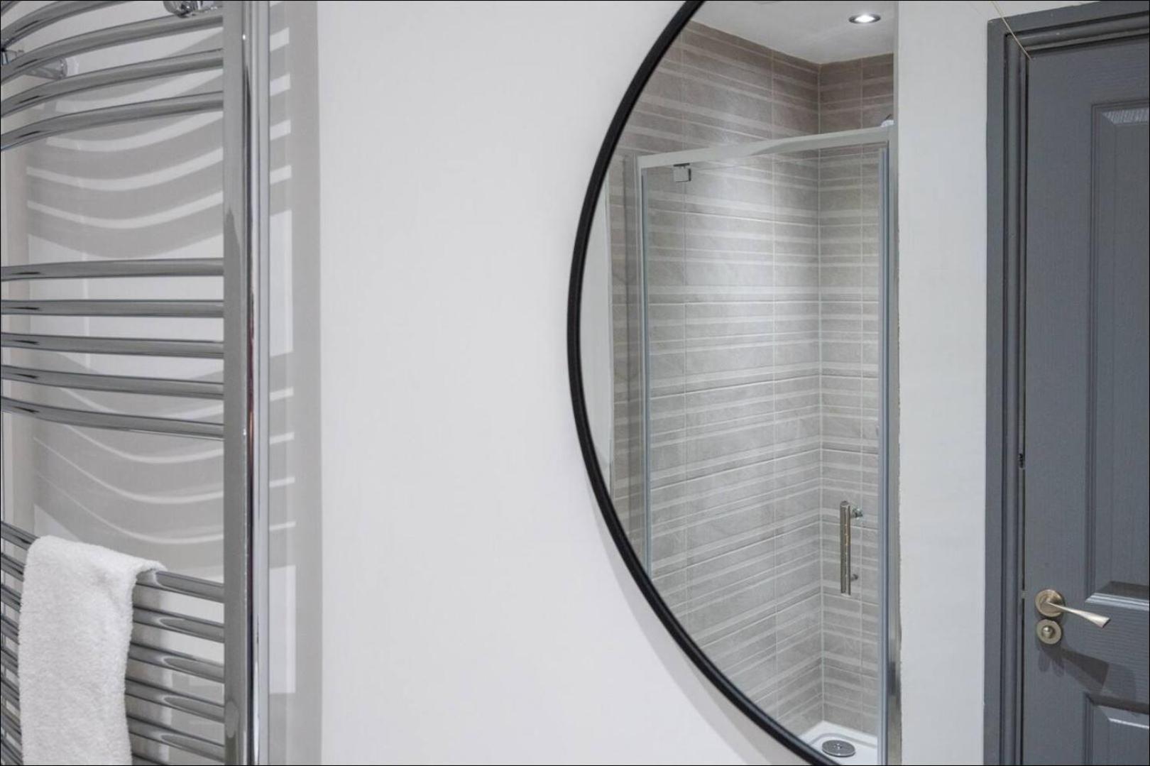 Stunning One Bedroom Apartments Near Shops & Central Cardiff Luaran gambar